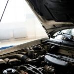 Tuning del motor en un coche: ¿en qué consiste y es seguro? Técnico realizando ajuste electrónico del motor en taller especializado