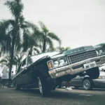 Suspensión hidráulica en la práctica Coche con suspensión hidráulica ajustable en funcionamiento